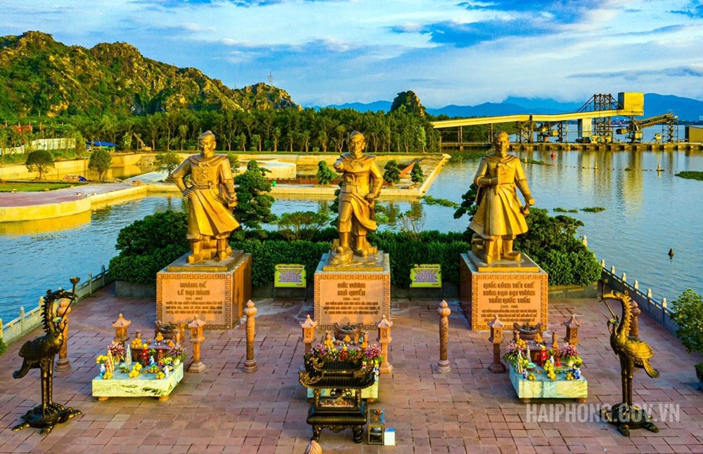 Bạch Đằng Giang là một trong những điểm đến nổi tiếng ở Việt Nam với khung cảnh thiên nhiên tuyệt đẹp. Bạn sẽ không thể từ chối cơ hội chiêm ngưỡng vẻ đẹp của sông Đông băng qua đất liền khi đến đây.